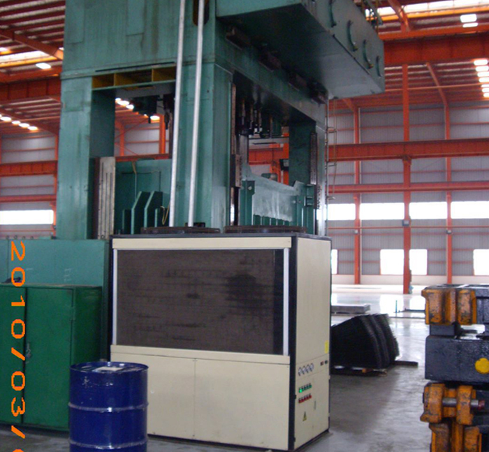 油冷機(jī)是依靠什么來改善機(jī)器溫度的？